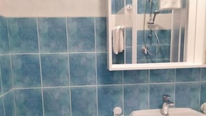 تجهيزات دش، مجففات شعر، خف للقدمين، مراحيض شطف