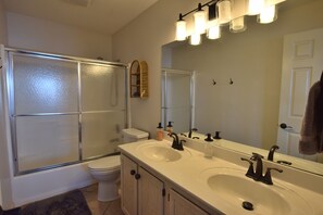 Een douche, een haardroger, handdoeken, zeep