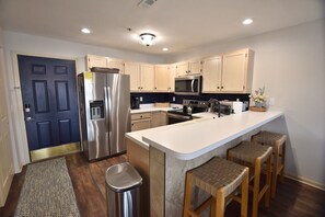 Unclassified image, 4 of 23, button - Ledges 927 Walk-in unit Main Channel View, Shaded Deck, 2 Pools, Beach,Boat slip (Osage Beach)