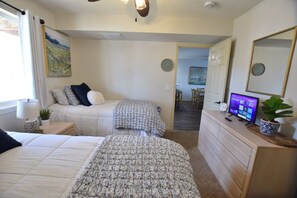 2 slaapkamers, een bureau, een strijkplank/strijkijzer, gratis wifi