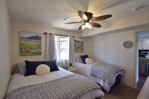 2 slaapkamers, een bureau, een strijkplank/strijkijzer, gratis wifi