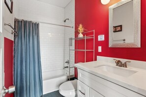 Een douche, een haardroger, handdoeken, shampoo