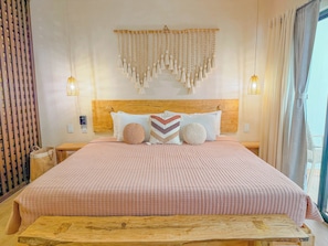 Apartamento Confort, vistas a la piscina | Caja fuerte, cortinas opacas, tabla de planchar con plancha