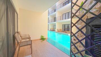 Apartamento conforto, vista para a piscina | Vista para o jardim