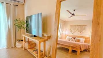 Apartamento conforto, vista para a piscina | Área de estar