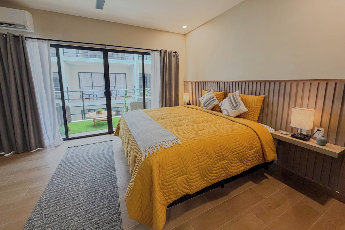 Estúdio superluxo, vista para a piscina | Cofres nos quartos, cortinas blackout, ferros/tábuas de passar roupa