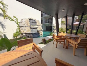 Una piscina al aire libre