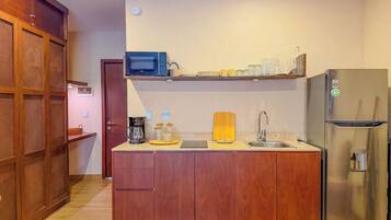 Comfort Apartment, Pool View | Private kitchen | Fridge, microwave, stovetop, cookware/dishes/utensils