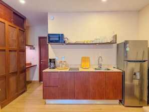 舒適公寓, 泳池景觀 | 私人廚房 | 電冰箱、微波爐、爐台、鍋具/餐盤/廚房用品