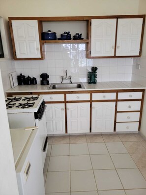 Four, plaque de cuisson, serviettes en papier