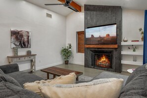 Een televisie en een open haard