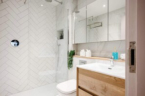 Shower, hair dryer, shampoo - Spacious 3-Bed Penthouse, Central Manchester (Greater Manchester)