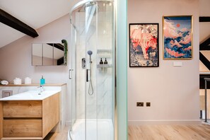 Shower, hair dryer, shampoo - Spacious 3-Bed Penthouse, Central Manchester (Greater Manchester)