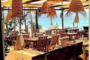 Outdoor dining - By the sea... Bormes les mimosas 2km from the beaches (Bormes-les-Mimosas)