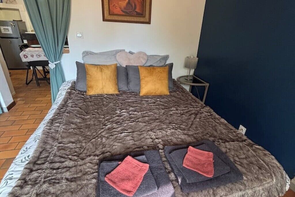 1 habitación, tabla de planchar con plancha, wifi y ropa de cama 