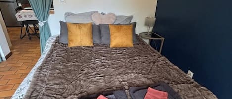 1 bedroom, iron/ironing board, WiFi, bed sheets