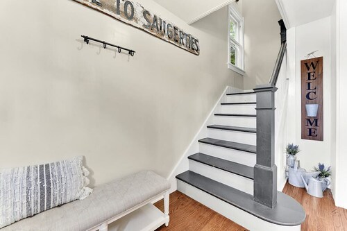 Minutes to HITS Saugerties - Walk to Village 4BR Farmhouse Sleeps 6 Pet-Friendly