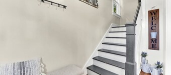 Minutes to HITS Saugerties - Walk to Village 4BR Farmhouse Sleeps 6 Pet-Friendly