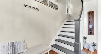 Minutes to HITS Saugerties - Walk to Village 4BR Farmhouse Sleeps 6 Pet-Friendly