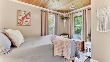 3 bedrooms, desk, iron/ironing board, travel crib