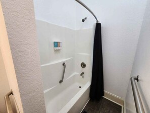 淋浴設備、風筒、提供毛巾、洗頭水