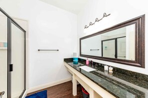 تجهيزات دش، مجففات شعر، مناشف، شامبو