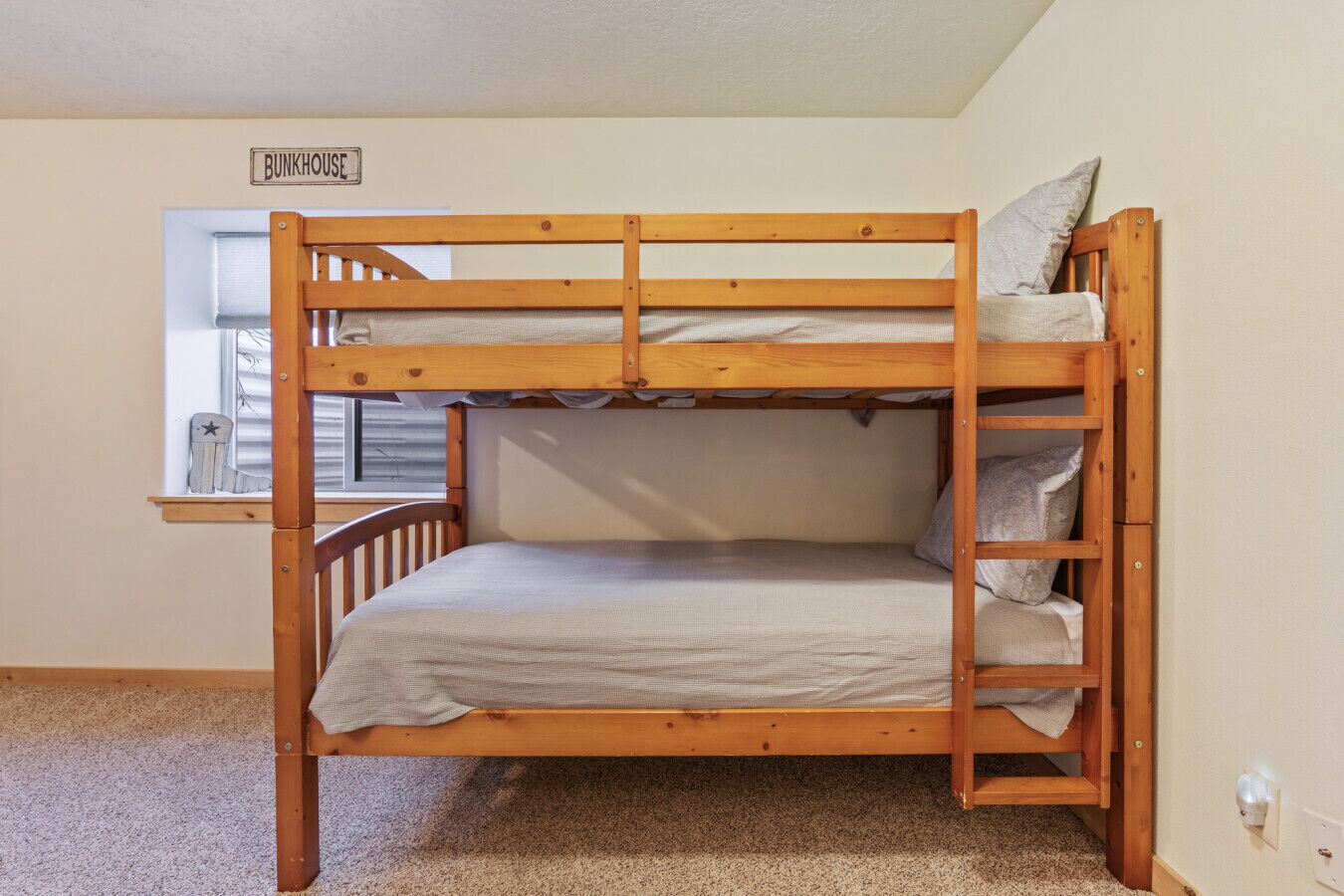 4 bedrooms, desk, travel crib, WiFi