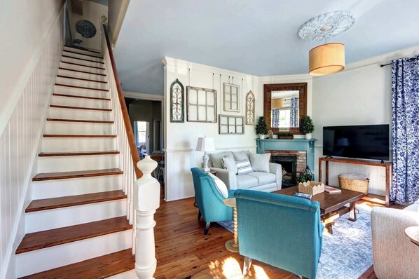 TV, offices - Gaston Street Grace | 4BR Near Forsyth Park (Savannah)