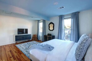 3 bedrooms, desk, iron/ironing board, WiFi - Gaston Street Grace | 4BR Near Forsyth Park (Savannah)