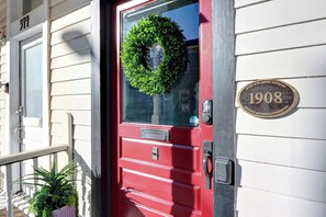Exterior detail - Gaston Street Grace | 4BR Near Forsyth Park (Savannah)