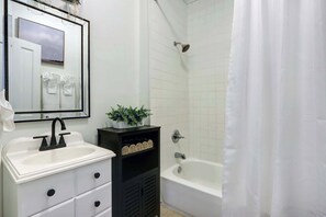 Shower, hair dryer, towels, shampoo - Gaston Street Grace | 4BR Near Forsyth Park (Savannah)