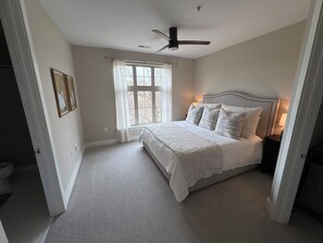 2 bedrooms, WiFi, bed sheets - Spacious condo in Uptown Charlotte with 2 en-suites. (Charlotte)