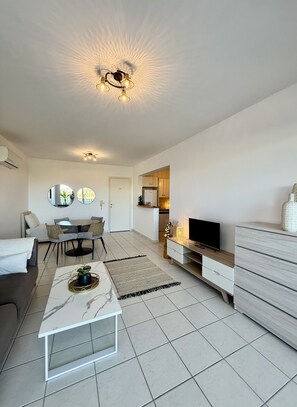 Smart TV, ping pong, music library, video library - Dreamlike mediterranean Apartment in Polis Gardens with 32m Pool! (Polis Chrysochous)