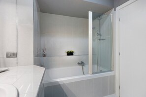 シャワー、ヘアドライヤー、タオル