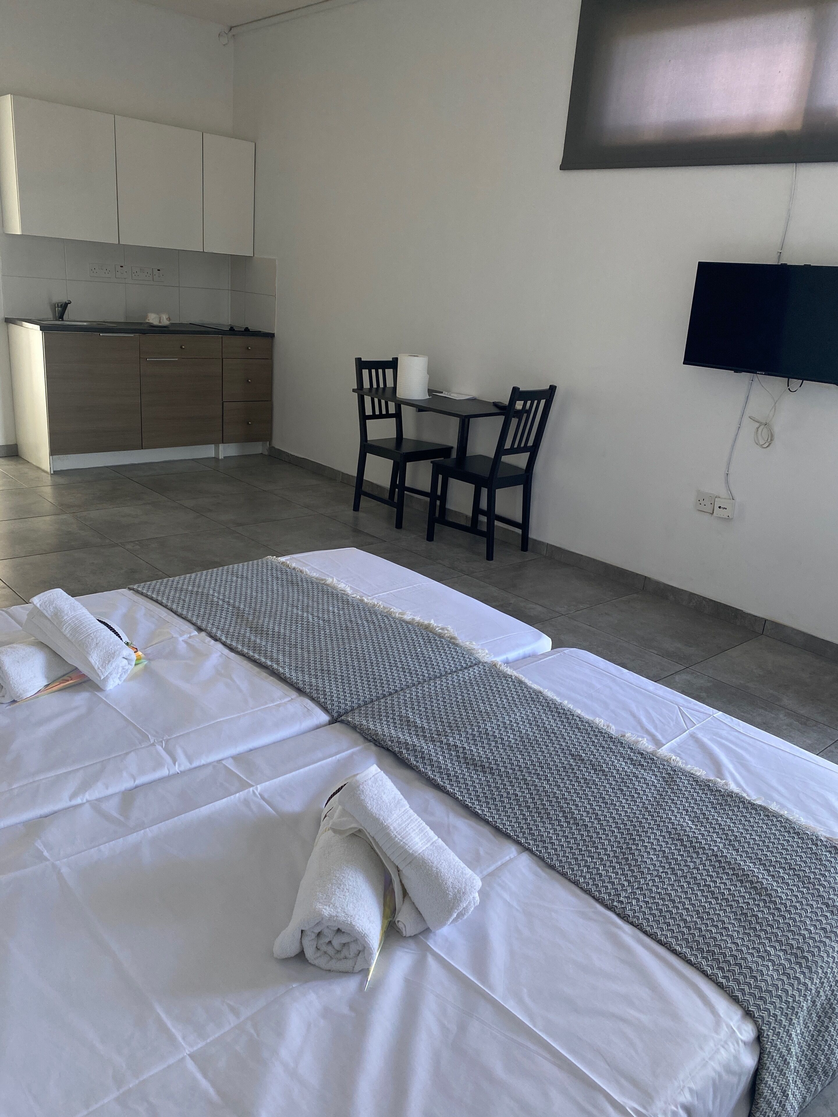 Iron/ironing board, WiFi, bed sheets