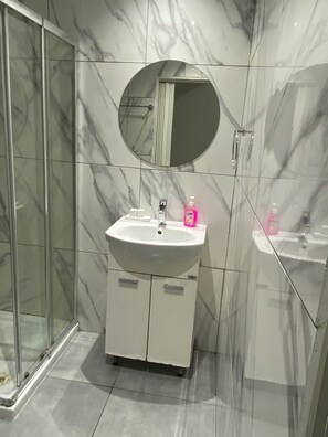 Shower, towels, soap, toilet paper - Flat Close to Fig Tree Bay Beach Protaras (Paralimni)