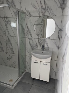 Shower, towels, soap, toilet paper - Flat Close to Fig Tree Bay Beach Protaras (Paralimni)