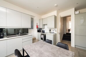 Apartment | 2 bedrooms - Stunning London Home - Newly Furnished Mhb352 (London)