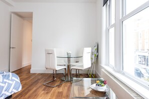House - Gorgeous Apartment by the Park SS2 (London)