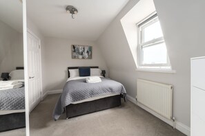House - Comfy 2 Bed Flat QCE (London)