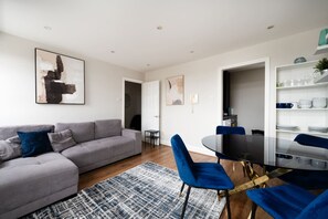 House - Comfy 2 Bed Flat QCE (London)