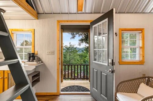 Birdsnest- Cozy 1 bed Cabin in the mountains! VIEWS & Easy Drive to Pigeon Forge