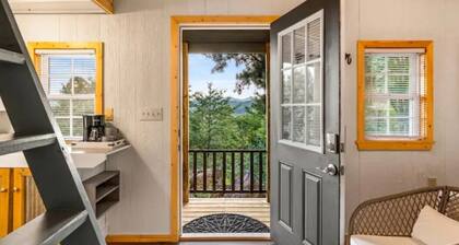 Birdsnest- Cozy 1 bed Cabin in the mountains! VIEWS & Easy Drive to Pigeon Forge