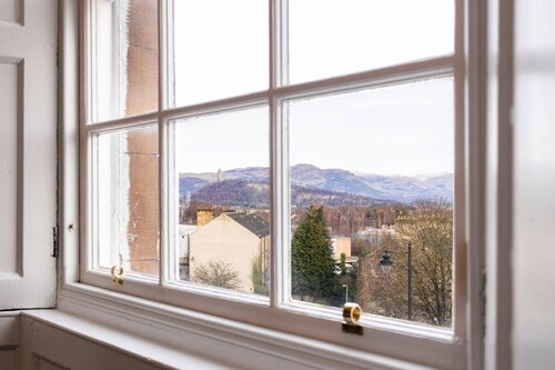 Elegant 3-Bed Flat | Near Free Parking & Hill View