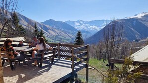 A wooden deck with a view of snow-capped mountains. - Chalet with terrace - 7 guests (Saint-Sorlin-d'Arves)
