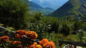 A mountainous landscape with a valley and a wooden fence in the foreground. - Chalet with terrace - 7 guests (Saint-Sorlin-d'Arves)