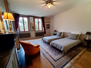 A bedroom with two beds, a desk, a chair, and a large window. - Charming house in a peaceful area - 6 guests (Ménil-sur-Saulx)