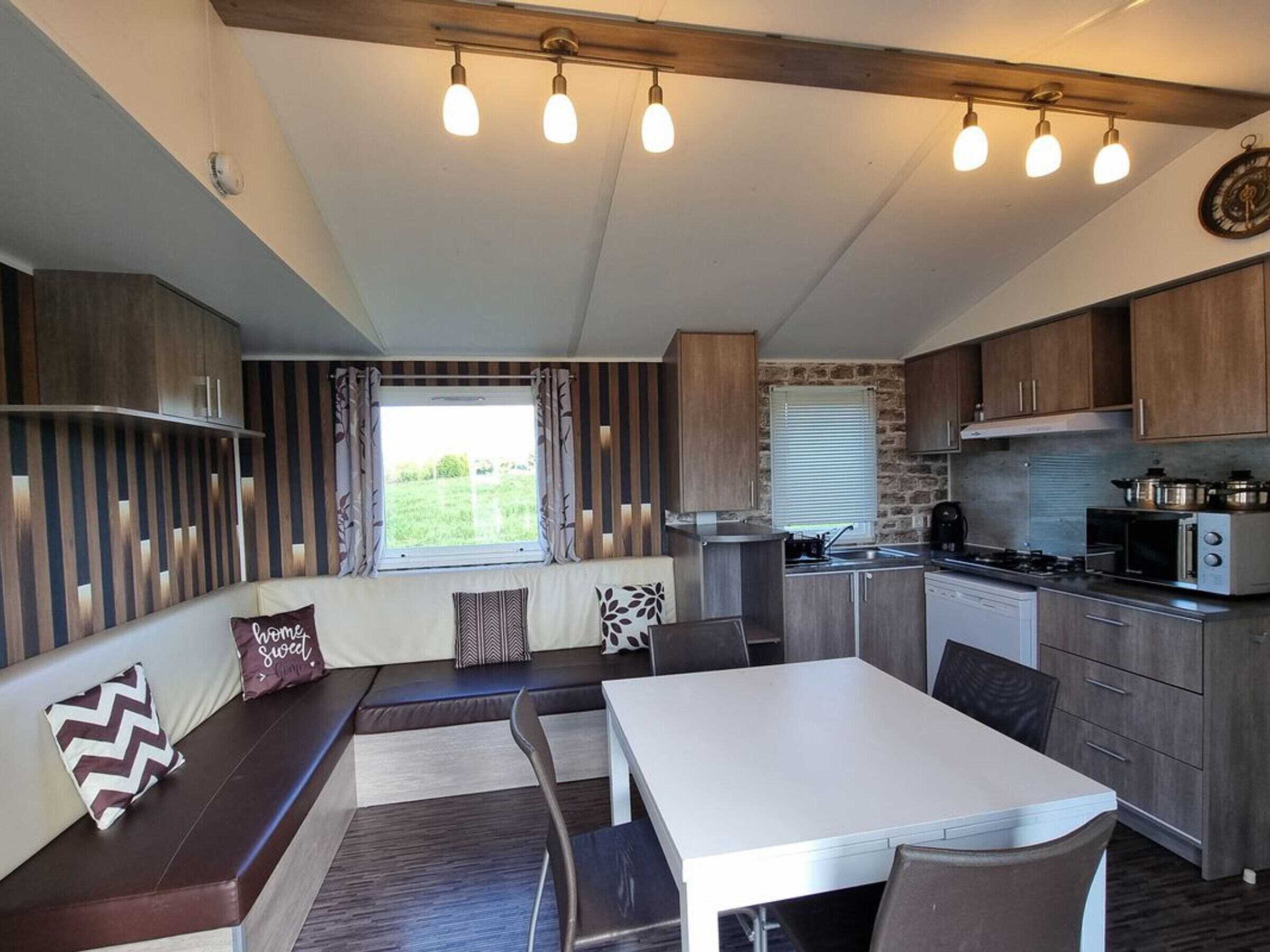 Een magnetron, een broodrooster