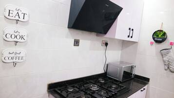 Micro-ondes, four, plaque de cuisson