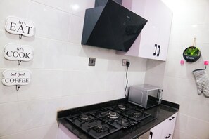 Micro-ondes, four, plaque de cuisson